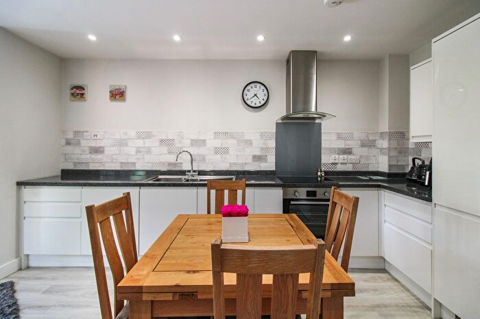 1 Bedroom Flat For Sale In Harwood House, Farnborough, GU14