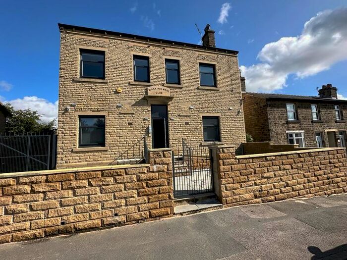 3 Bedroom Flat To Rent In St. Johns Avenue, Newsome, Huddersfield, HD4
