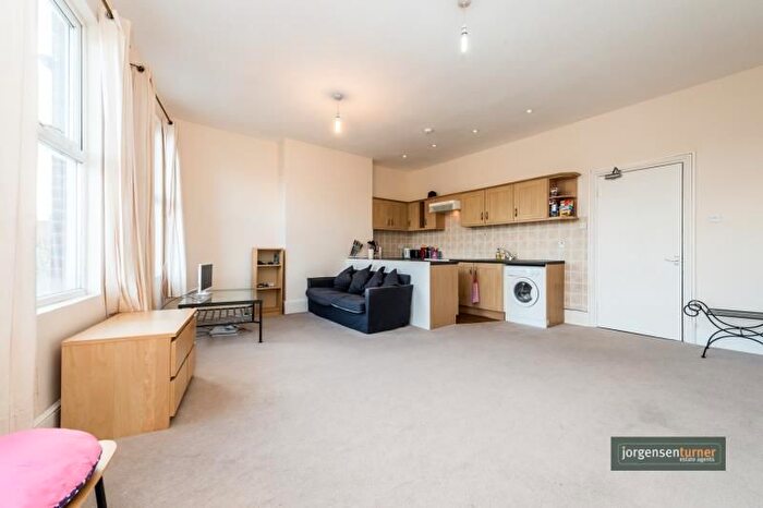 2 Bedroom Flat To Rent In Uxbridge Road, Shepherds Bush, W12