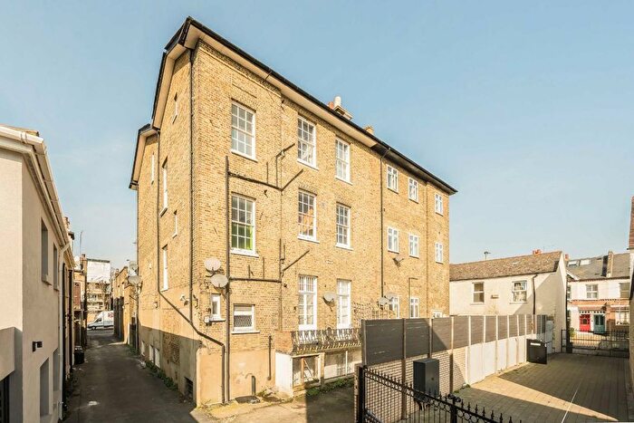 2 Bedroom Flat To Rent In Balham High Road, Balham, SW12