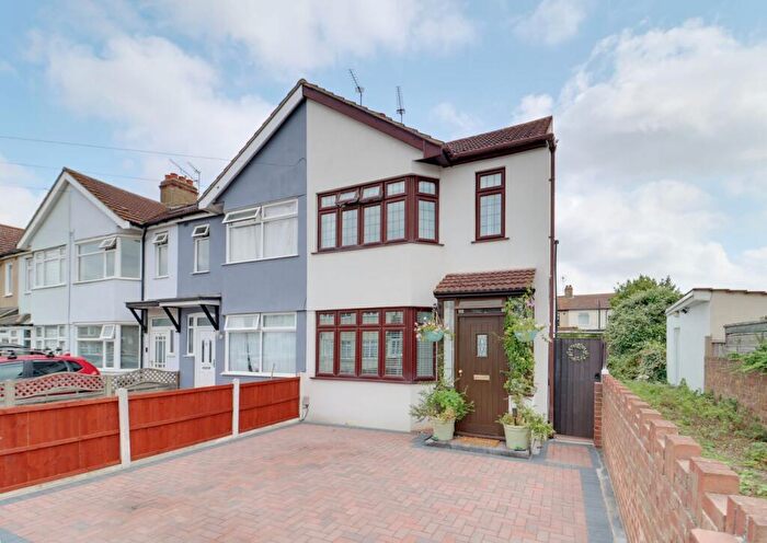 3 Bedroom End Of Terrace House For Sale In Glenwood Avenue, Rainham, RM13