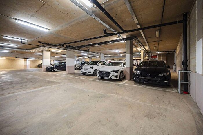 1 Bedroom Flat To Rent In Queensland Road, Arsenal, London, N7