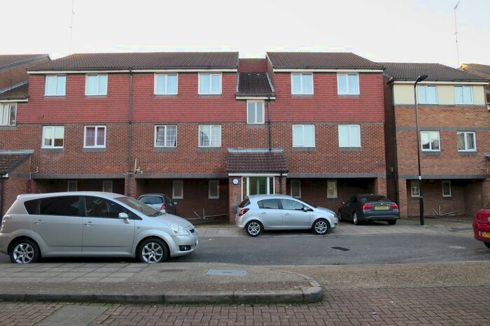 1 Bedroom Flat To Rent In Frensham Close, Southall, UB1