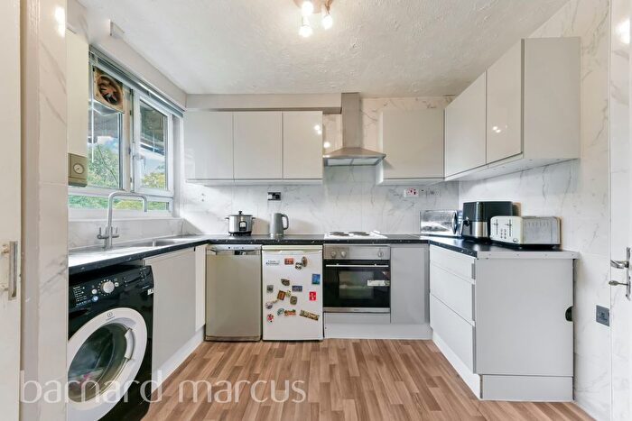 3 Bedroom Flat To Rent In Mursell Estate, London, SW8