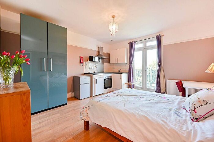 Studio To Rent In Chatsworth Gardens, Acton, London, W3