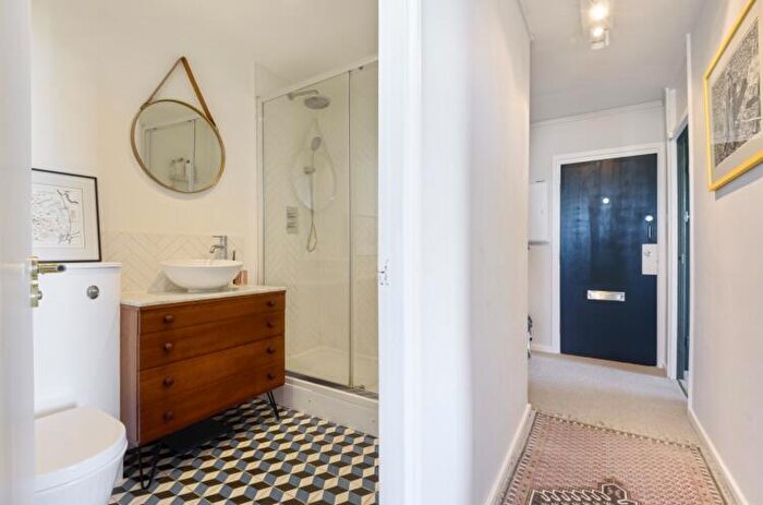 2 Bedroom Flat To Rent In Battersea Church Road London, SW11