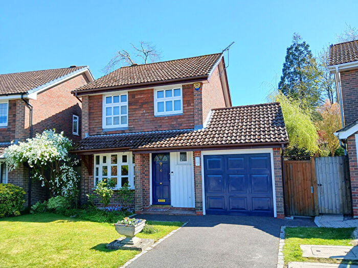 3 Bedroom Detached House For Sale In Chestnut Walk, Pulborough, RH20