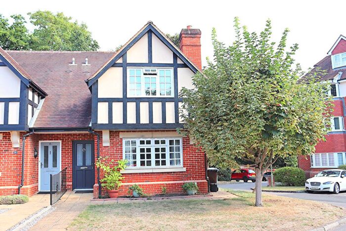 3 Bedroom Semi-detached House For Sale In Canterbury Gardens, Farnborough, GU14