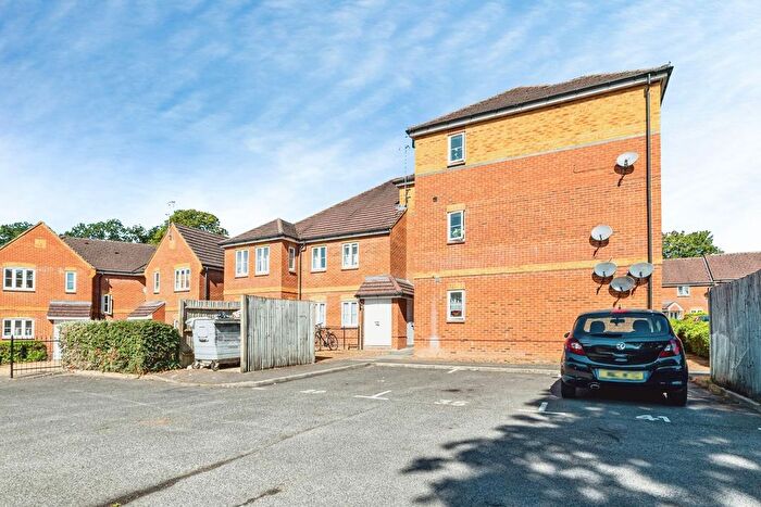 2 Bedroom Flat For Sale In Swallows Croft, Reading, RG1