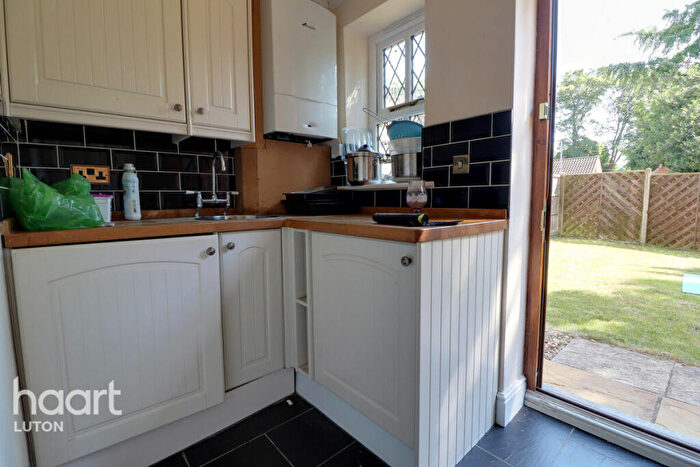 6 Bedroom Detached House For Sale In Wardown Crescent, Luton, LU2