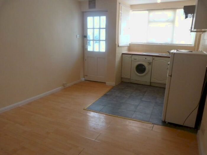 Flat To Rent In Oldfield Road, Willesden, London, NW10
