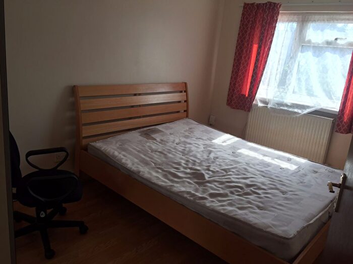 2 Bedroom Flat To Rent In Eastern Avenue, Ilford, IG2