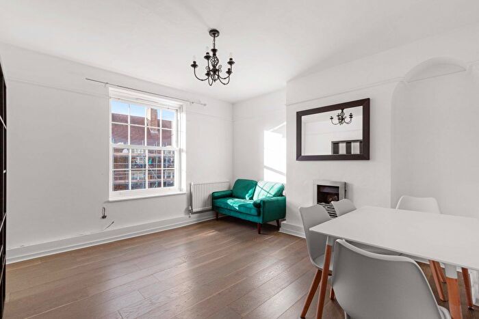 3 Bedroom Flat To Rent In New Park Road, Brixton Hill, SW2
