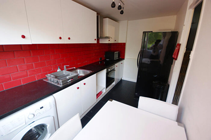 4 Bedroom Maisonette To Rent In Crayford Road, London, N7