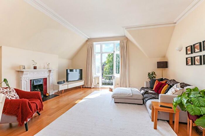 2 Bedroom Flat To Rent In Chesterford Gardens, Hampstead, NW3