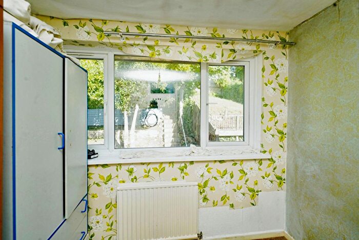3 Bedroom Terraced House For Sale In Brendon Avenue, Luton, LU2