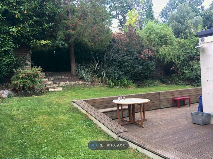 2 Bedroom Flat To Rent In Woodcote House, London, SE19