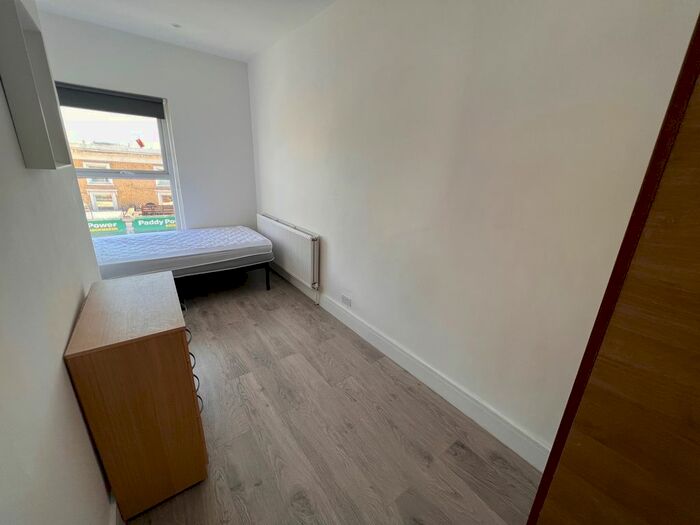 2 Bedroom Flat To Rent In Goldhawk Road, Shepherds Bush, W12