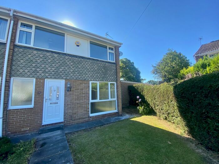 3 Bedroom Town House To Rent In Brookhill Close, Leeds, West Yorkshire, LS17