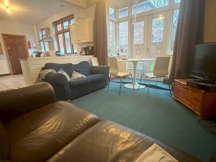 5 Bedroom Semi-Detached House To Rent In Gregory Boulevard, NG7