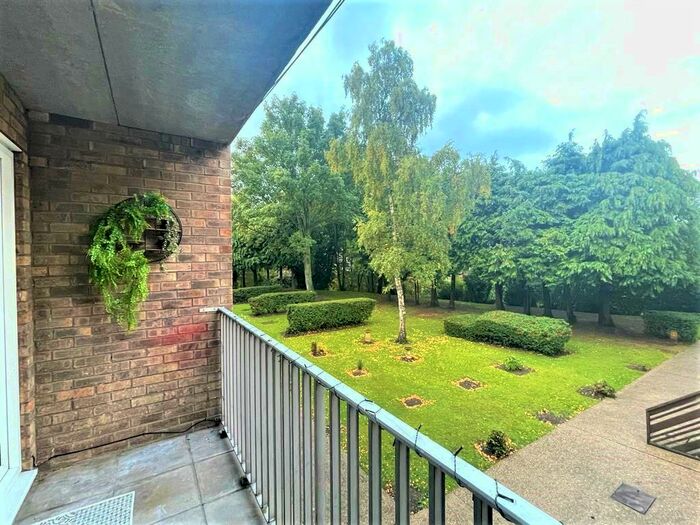 2 Bedroom Apartment To Rent In Waters Edge Beverley Road, East Yorkshire, Hull, HU6