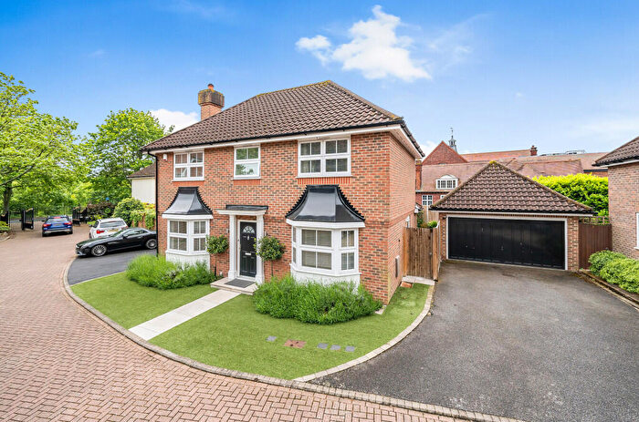 4 Bedroom Detached House For Sale In Marrabon Close, Sidcup, DA15