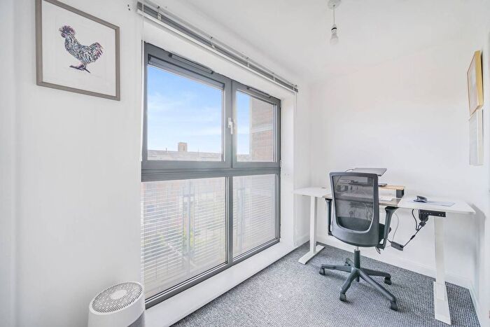 2 Bedroom Flat For Sale In Bagleys Lane, Sands End, London, SW6