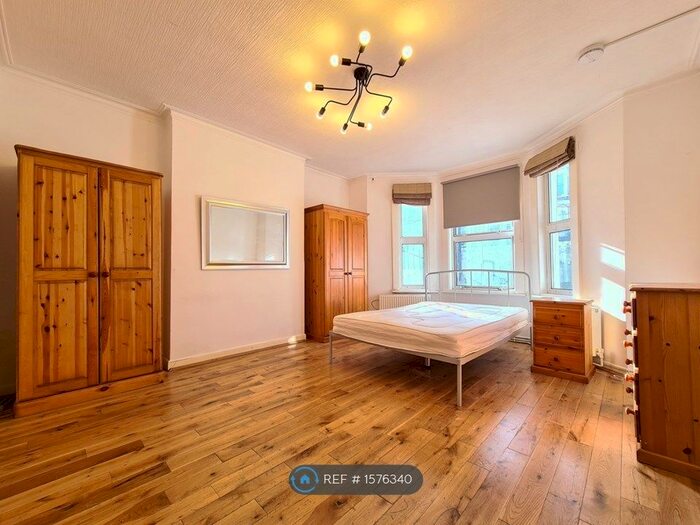 2 Bedroom Flat To Rent In Sheperds Bush, London, W12