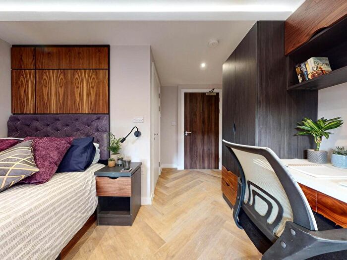 Apartment To Rent In Apt, Live Oasis Wade Lane #, LS2