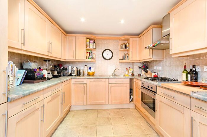 2 Bedroom Flat To Rent In Clapham Park Road, Clapham Park, London, SW4