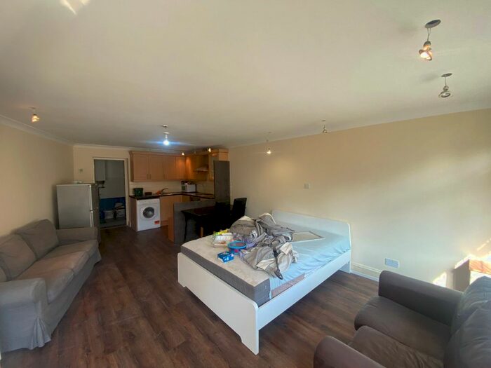 Studio To Rent In Great West Road, Hounslow, TW5