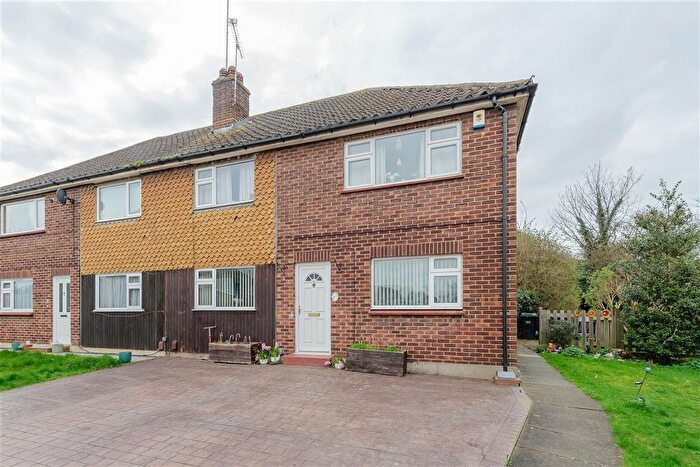 2 Bedroom Maisonette For Sale In Avon Close, Gravesend, Kent, DA12