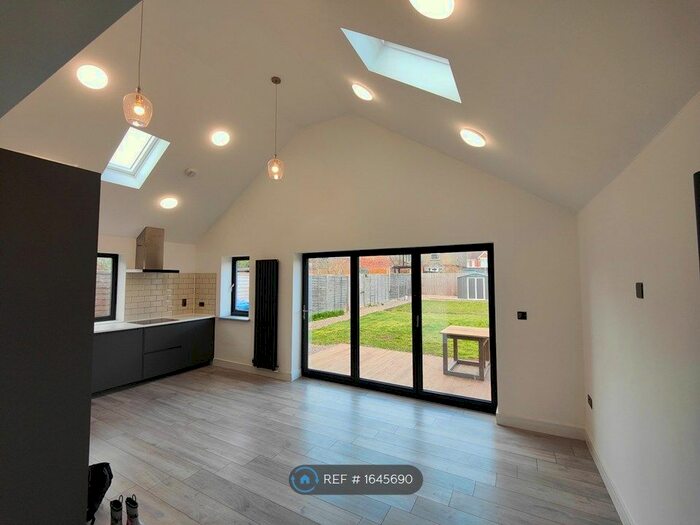 4 Bedroom Bungalow To Rent In Beatrice Road, Kettering, NN16