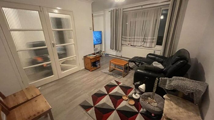 2 Bedroom Flat To Rent In First Avenue, Enfield, EN1