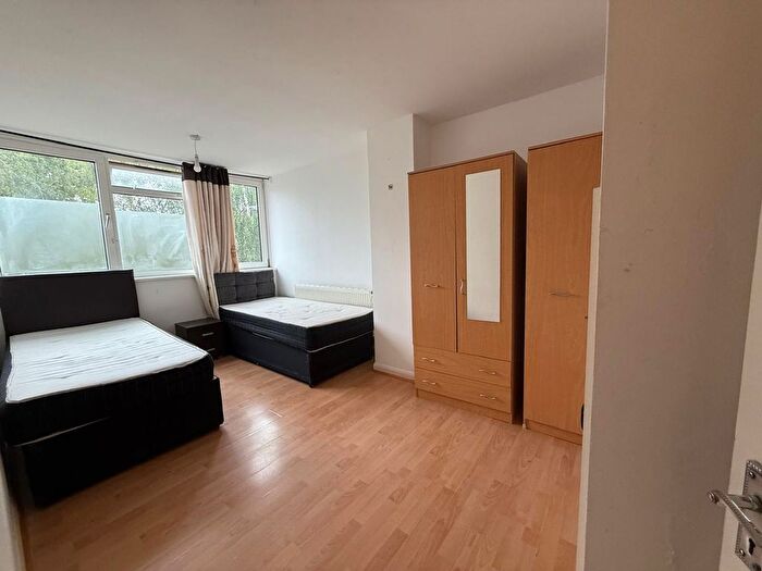 3 Bedroom Flat To Rent In Harberson Road, London, E15