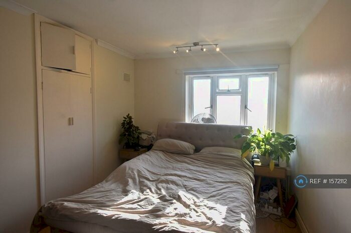 1 Bedroom Flat To Rent In Chequers Road, Loughton, IG10