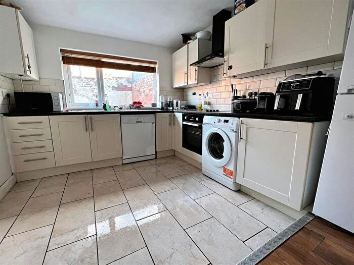 6 Bedroom House To Rent In Manor House Road, Newcastle Upon Tyne, NE2