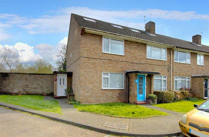 3 Bedroom Maisonette To Rent In Norfolk Close, Cockfosters, Barnet, EN4