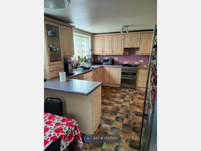 5 Bedroom Semi-Detached House To Rent In Manser Road, Rainham, RM13