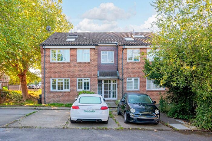 Studio To Rent In College Gardens, Wandsworth Common, London, SW17
