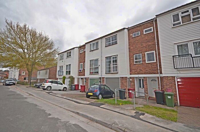4 Bedroom Town House To Rent In Tennyson Way, Slough, SL2