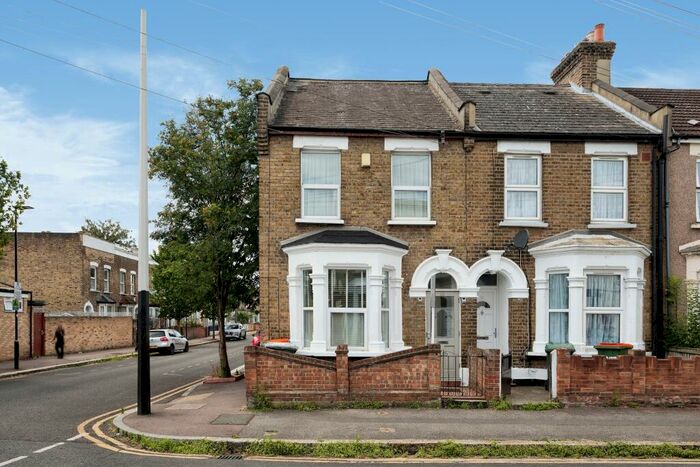 3 Bedroom End Of Terrace House To Rent In Station Road, E7