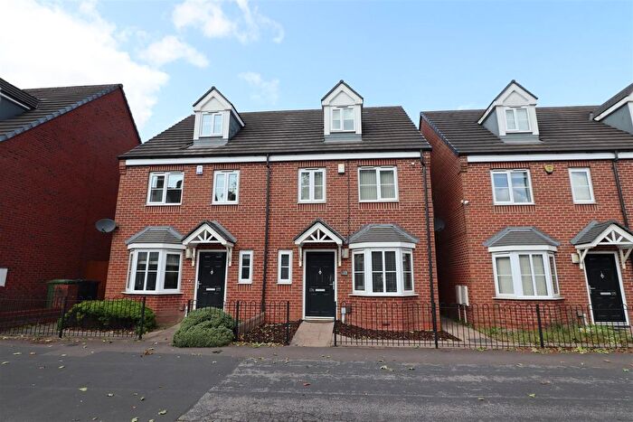 4 Bedroom Town House To Rent In Walsall Road, Willenhall, WV13