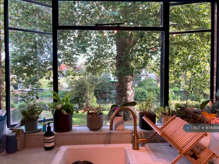 3 Bedroom Flat To Rent In Kingfisher Court, East Molesey, KT8