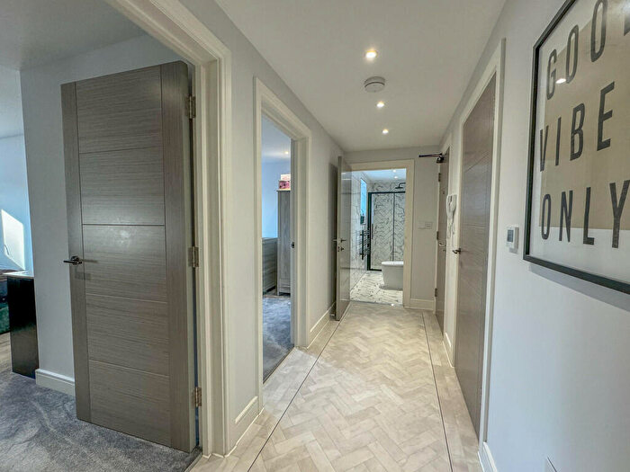 2 Bedroom Flat For Sale In Crown Hill Apartments, Crown Hill, Rayleigh, SS6