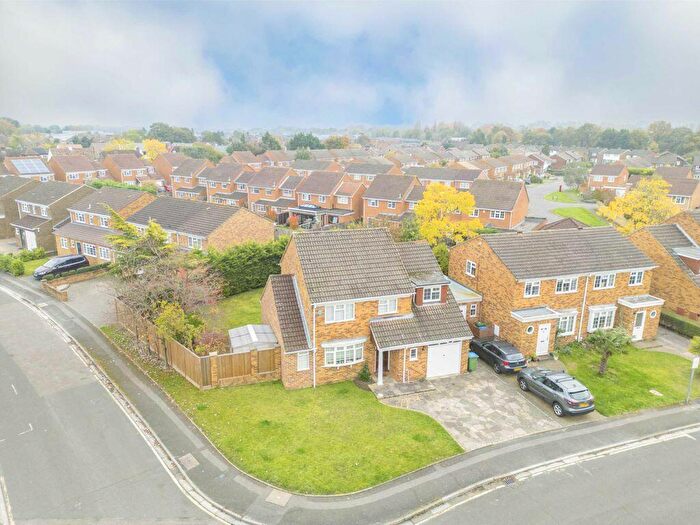 4 Bedroom Detached House To Rent In Severn Drive, Walton-On-Thames, KT12