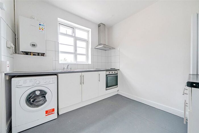 2 Bedroom Flat To Rent In Beaconsfield Road, New Southgate, London, N11
