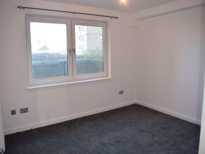 2 Bedroom Flat To Rent In Hawkhill Close, Edinburgh, EH7