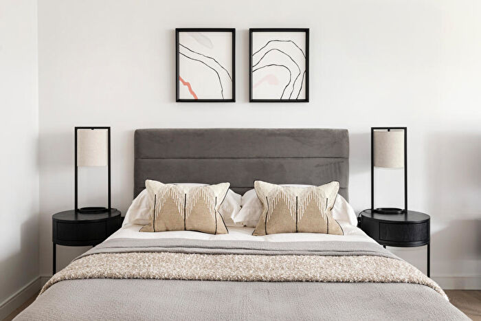 Apartment To Rent In Water Street, London, E14