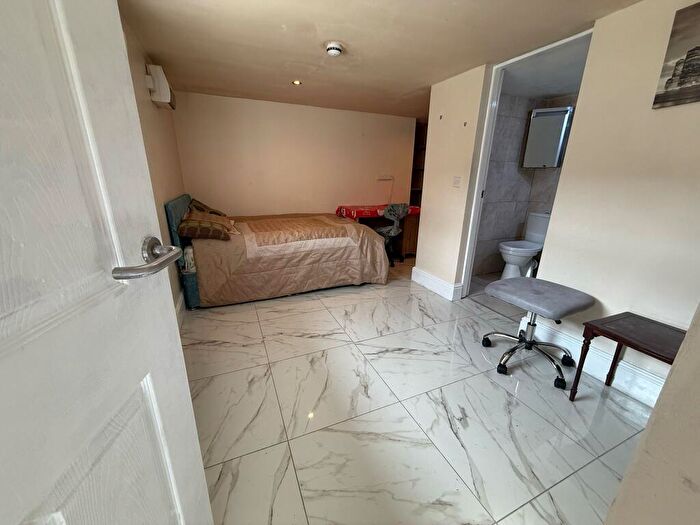 1 Bedroom Apartment To Rent In Wakefield Road, Huddersfield, HD5